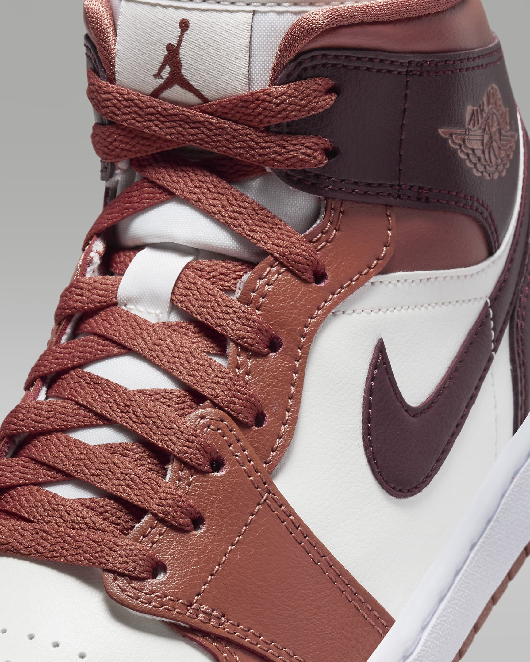 air-jordan-1-mid-womens-shoes-Kg3nnj.png